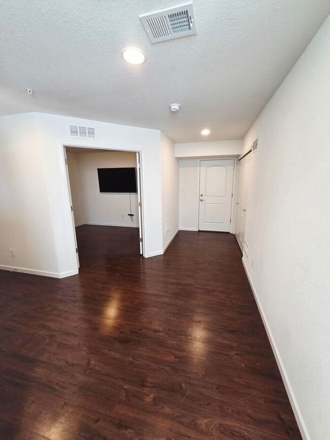Building Photo - Cute Spacious Townhome in Prime Location | Move In Today- Save 50% OFF First Month's Rent!