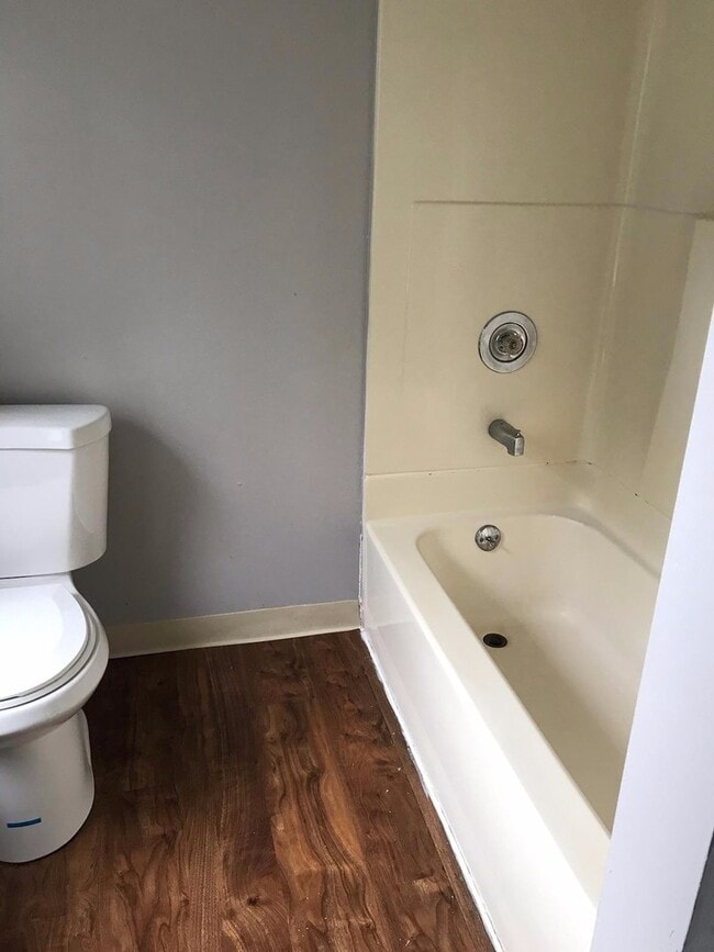 Building Photo - 3 bedrooms 1 bath