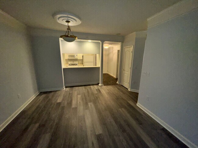 Building Photo - Updated 1BR Condo with Parking Near Virgin...