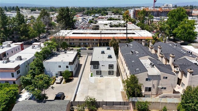 Building Photo - 7010 Lennox Ave