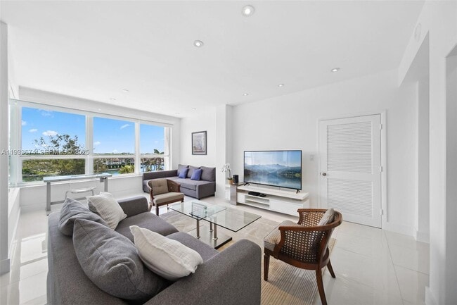 Building Photo - 4925 Collins Ave