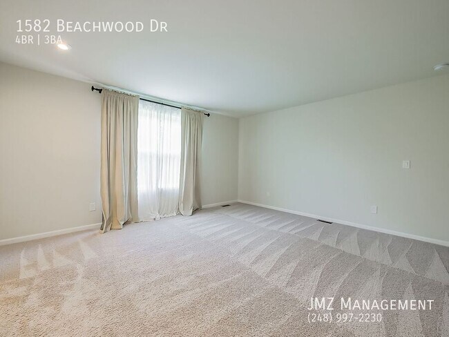 Building Photo - 1582 Beachwood Dr