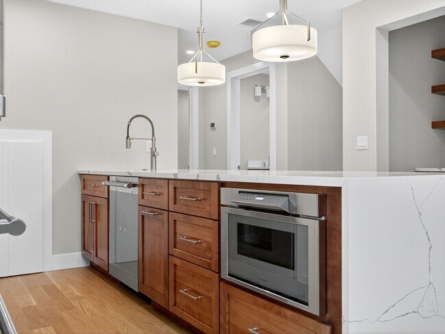 Building Photo - 551 E 7th St