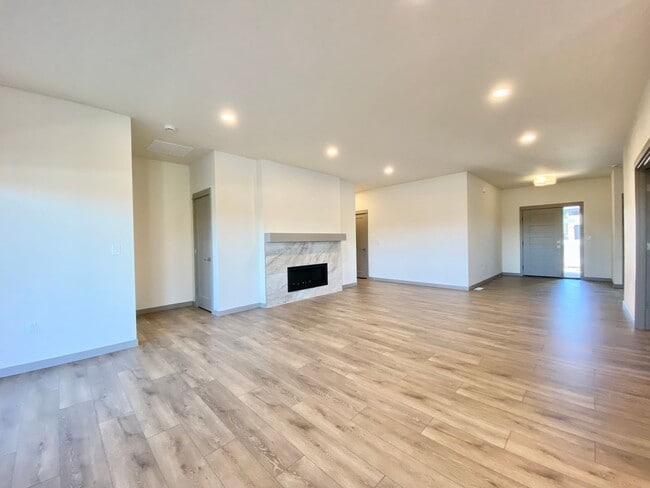 Building Photo - Brand New Luxury Home in Gated Community - Furnished Option Available