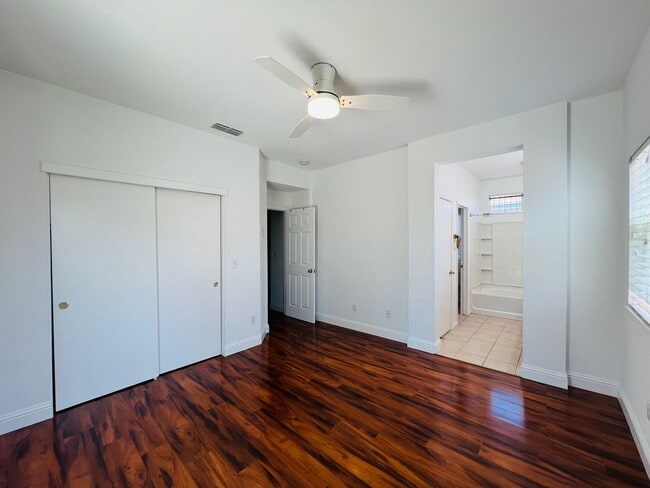 Building Photo - Spacious and Sparkling with New Paint 3 be...
