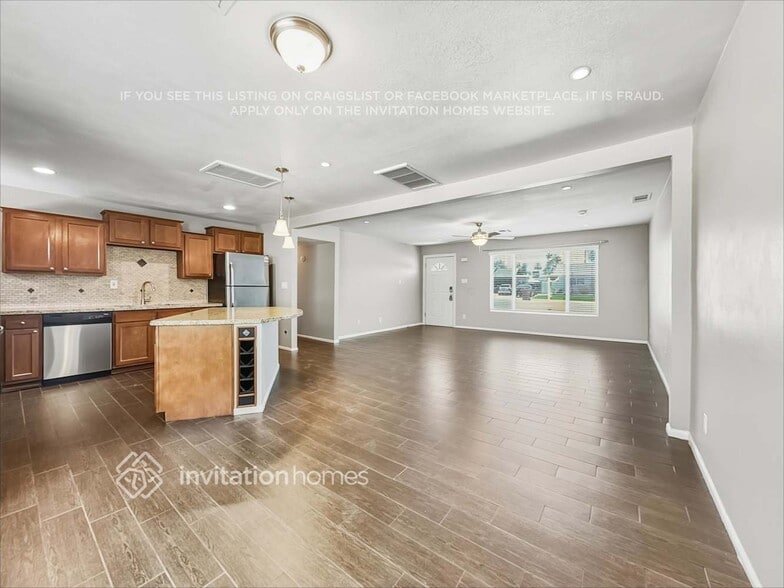 Building Photo - 8746 E Palm Ln