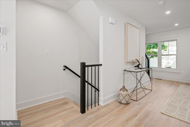 Building Photo - 911 N Irving St