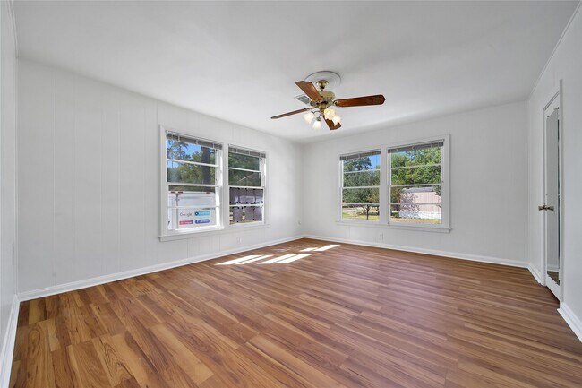 Building Photo - 504 N Magnolia Dr