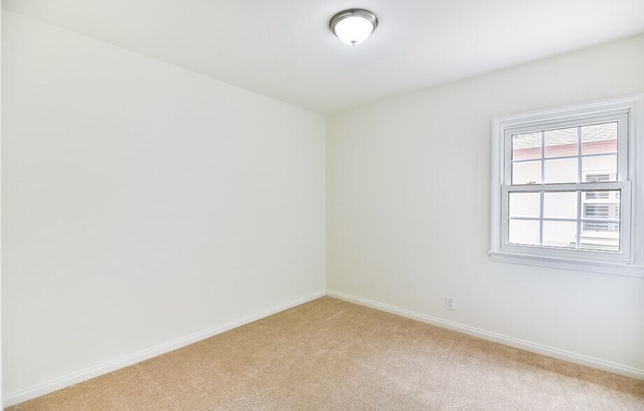 Building Photo - 6434 Densmore Ave