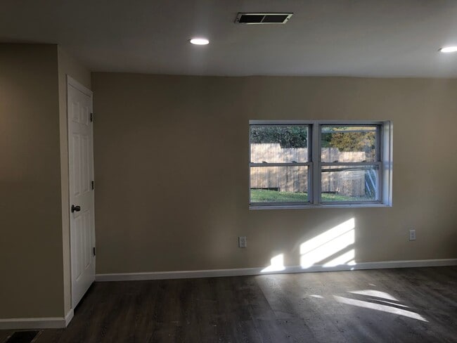 Building Photo - Recently Renovated 3 Bedroom Home! Very Spacious Living Area!! Master Bedroom with 1/2 Bath! Lots...