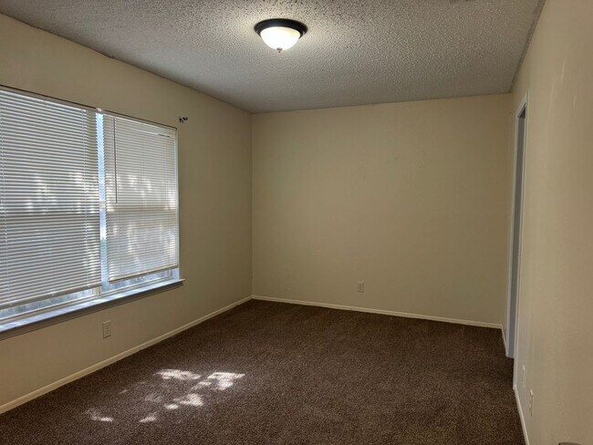 Building Photo - 8251 Sunshine Trail Dr