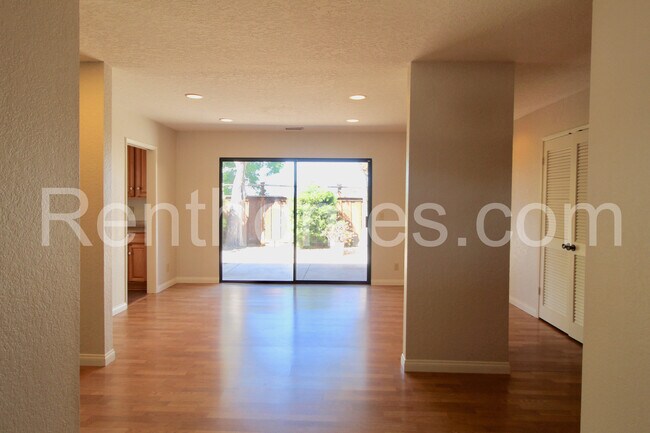 Building Photo - 2822 Mesa Dr