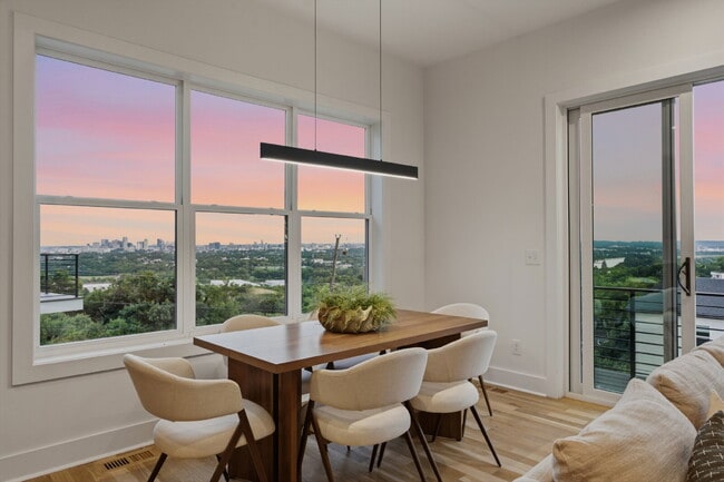 Building Photo - "Spacious 4-Bed, 4.5 bath, AMAZING views, fenced in yard