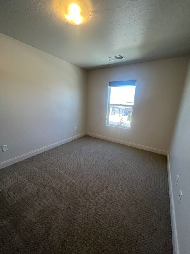 Building Photo - Stunning 5 bedroom, 2.5 bathroom home in d...