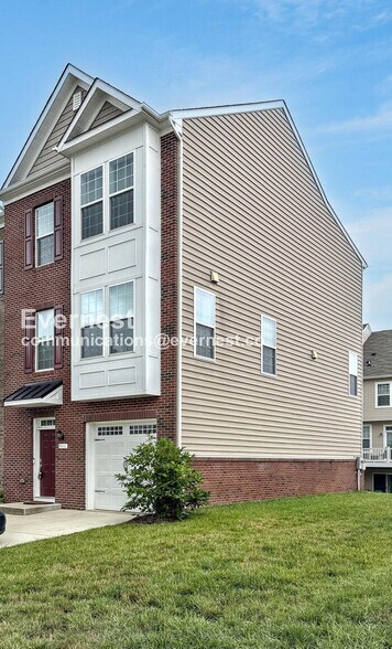 Building Photo - 9001 Elderwood Pl