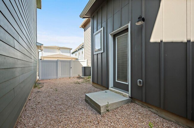 Building Photo - 8013 Lennon Dr