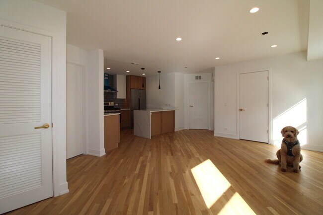 Building Photo - 933 N Ashland Ave