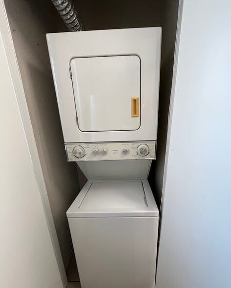 Building Photo - 9107 S Urbana Ave