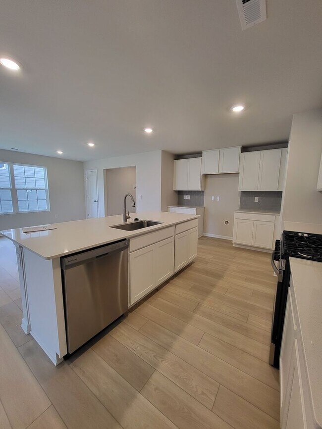Building Photo - Stunning 5BR/3BA Home located in Statesville