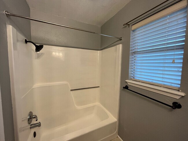 Building Photo - 2118 Meadowgrove Dr