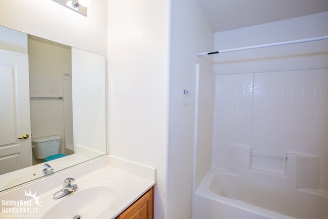 Building Photo - Beautiful Two-Story 3Bdm 2.5Ba Rowhome Nes...