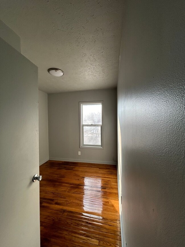 Building Photo - 4411 Davenport St