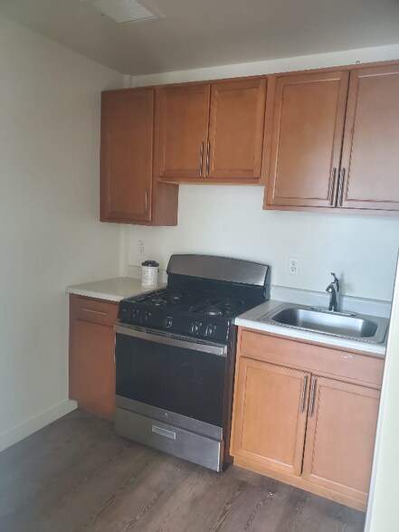 Building Photo - 672 E 224th St