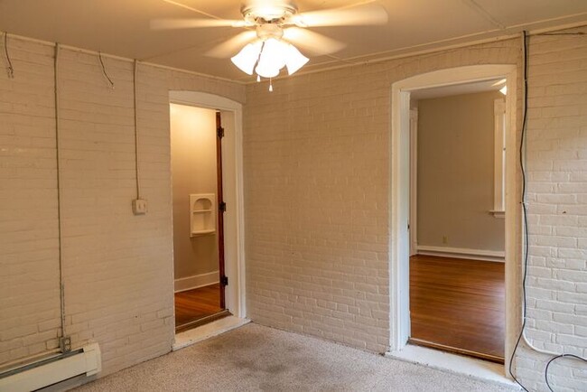Building Photo - $2,100 | 3 Bedroom, 2 Bathroom House | Pet...