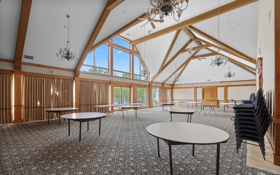 Building Photo - 4311 Camelot Cir