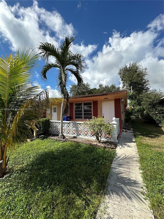 Building Photo - 16980 N Miami Ave