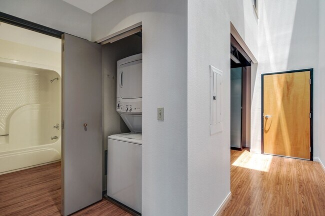 Building Photo - Trendy Live Work Loft Kensington Park Plaza