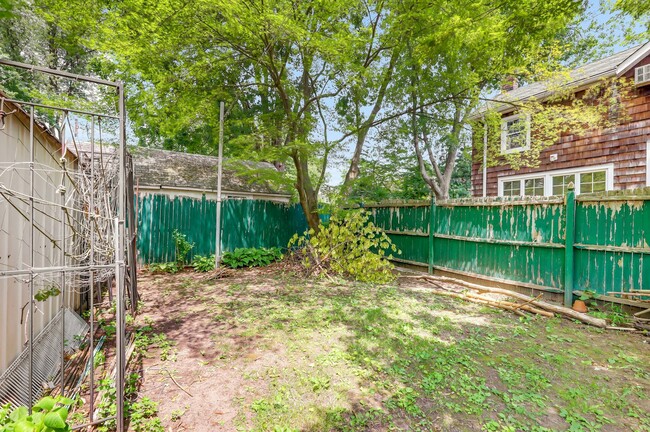 Building Photo - 31 Chestnut St