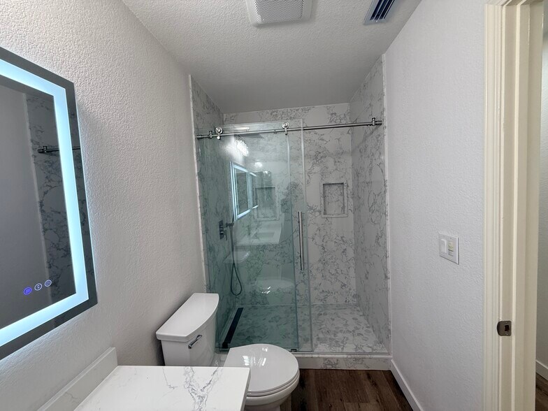 Building Photo - 1701 Parkview Green Cir