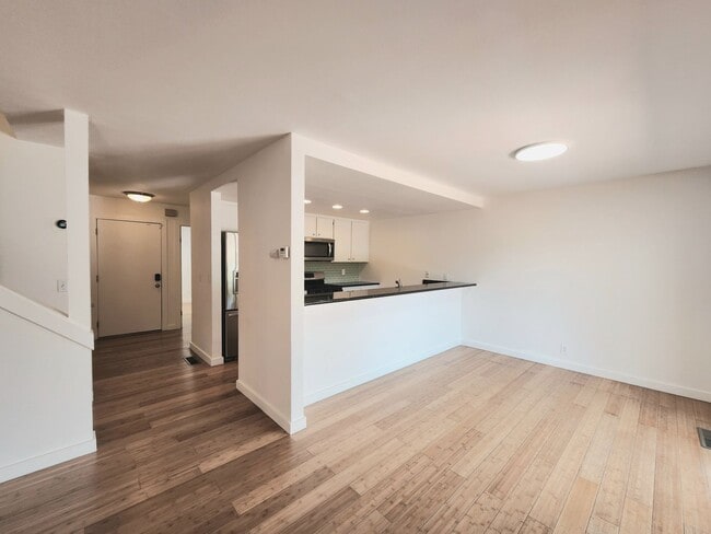 Building Photo - Spacious & bright 3 bedroom 2 bath home in...