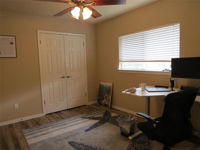 Building Photo - 402 Las Colinas Dr