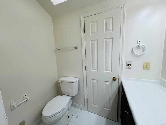 Building Photo - 2700 Meadowbrook Dr