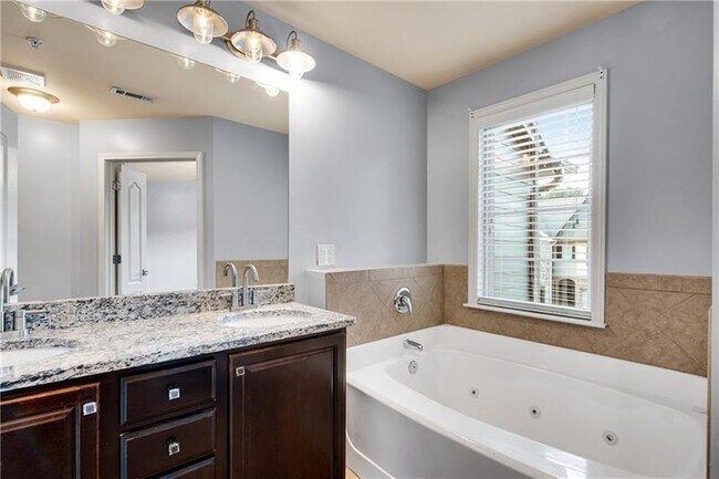 Building Photo - 2242 Knoxhill View