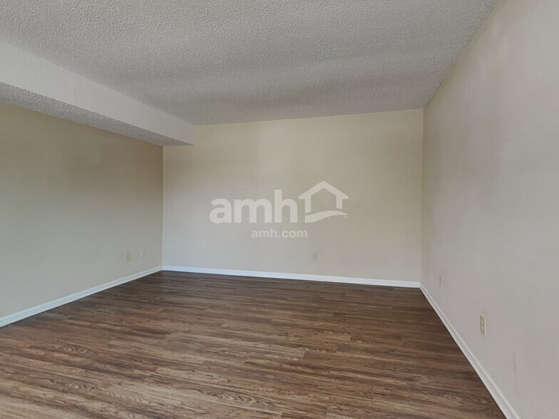 Building Photo - 5806 Manor Ridge Trl