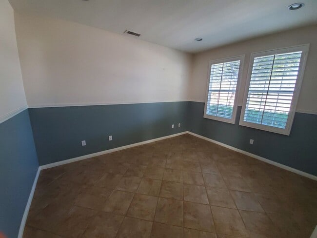 Building Photo - Spacious 4 Bedroom 3 Bath Two Story Riverp...