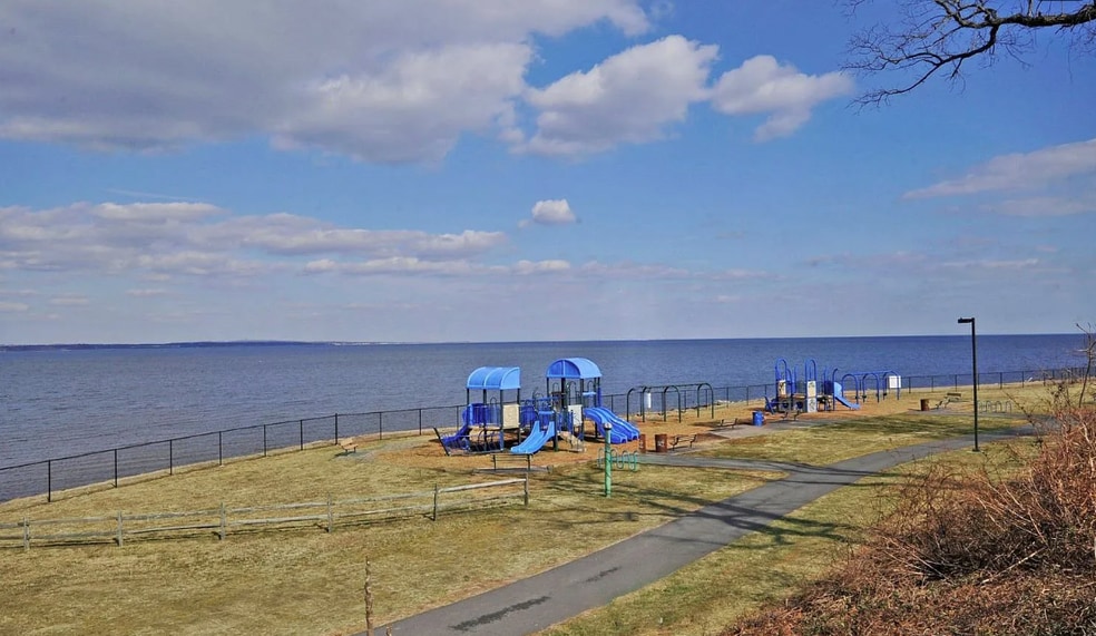Building Photo - 239 Shoreland Cir