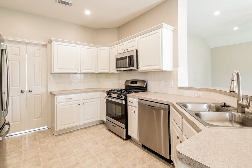 Building Photo - 403 Cedar Lake Dr