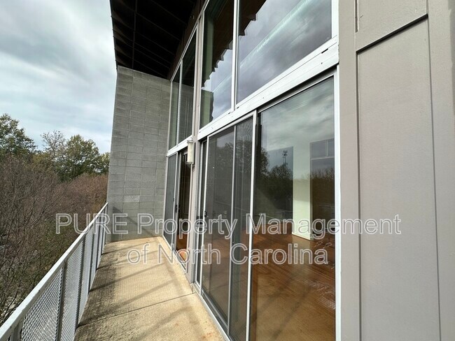 Building Photo - 2116 McClintock Rd