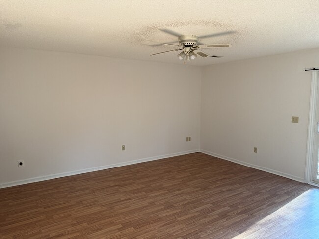 Building Photo - 300 Lee Dr