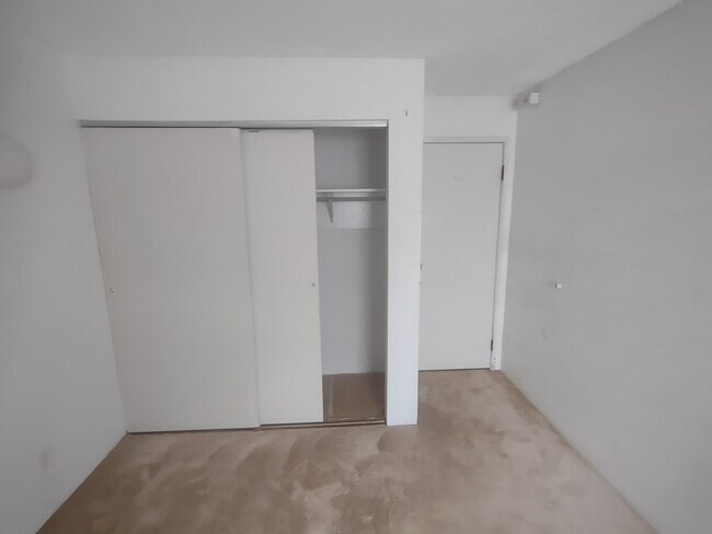Building Photo - 1300 Golden Cir