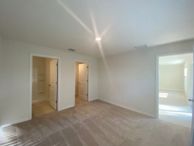 Building Photo - Desirable Lake Diamond Subdivision 3/2/2 **Won't Last**