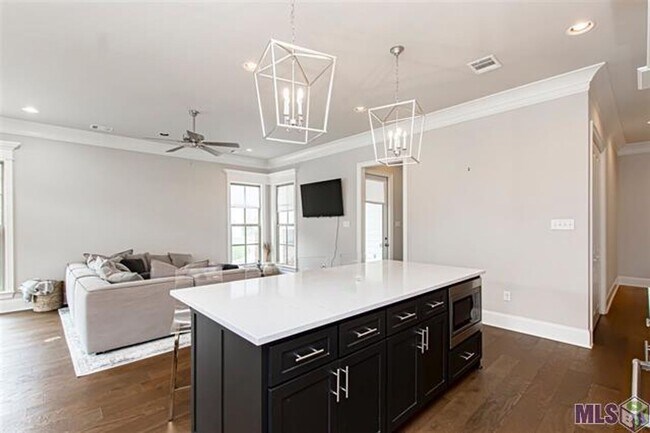 Building Photo - Upscale Townhouse in The Village at Magnol...