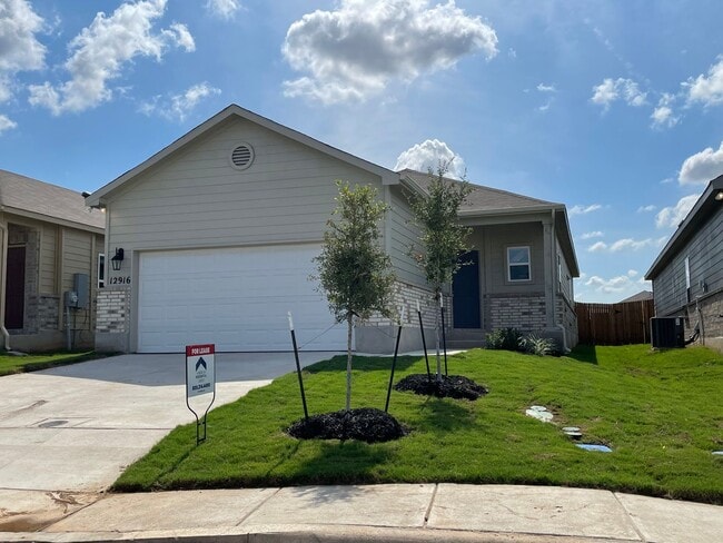 Building Photo - Four Bedroom | Two Bath Home in Scott's Ho...