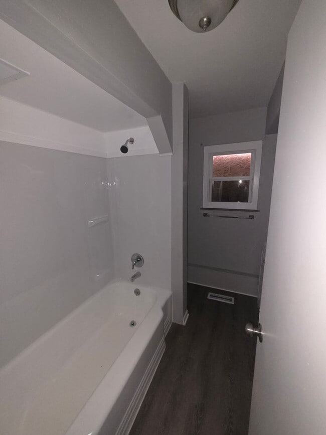 Building Photo - LIMITED TIME**NO APPLICATION FEE**1/2 OFF DEPOSIT**