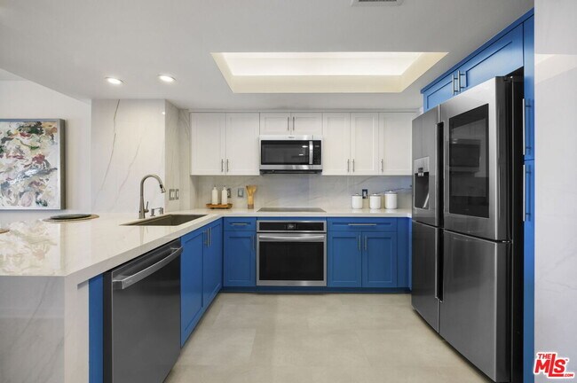 Building Photo - 13700 Marina Pointe Dr