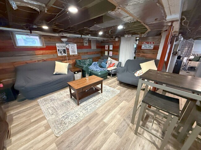 Building Photo - 1114 Milton St